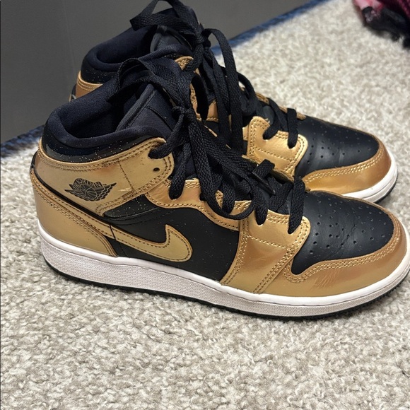 Nike Air Jordan 1 Mid SE Metallic Gold Black sneakers  SIZE 5 youth! SMOKE FREE - Picture 5 of 5